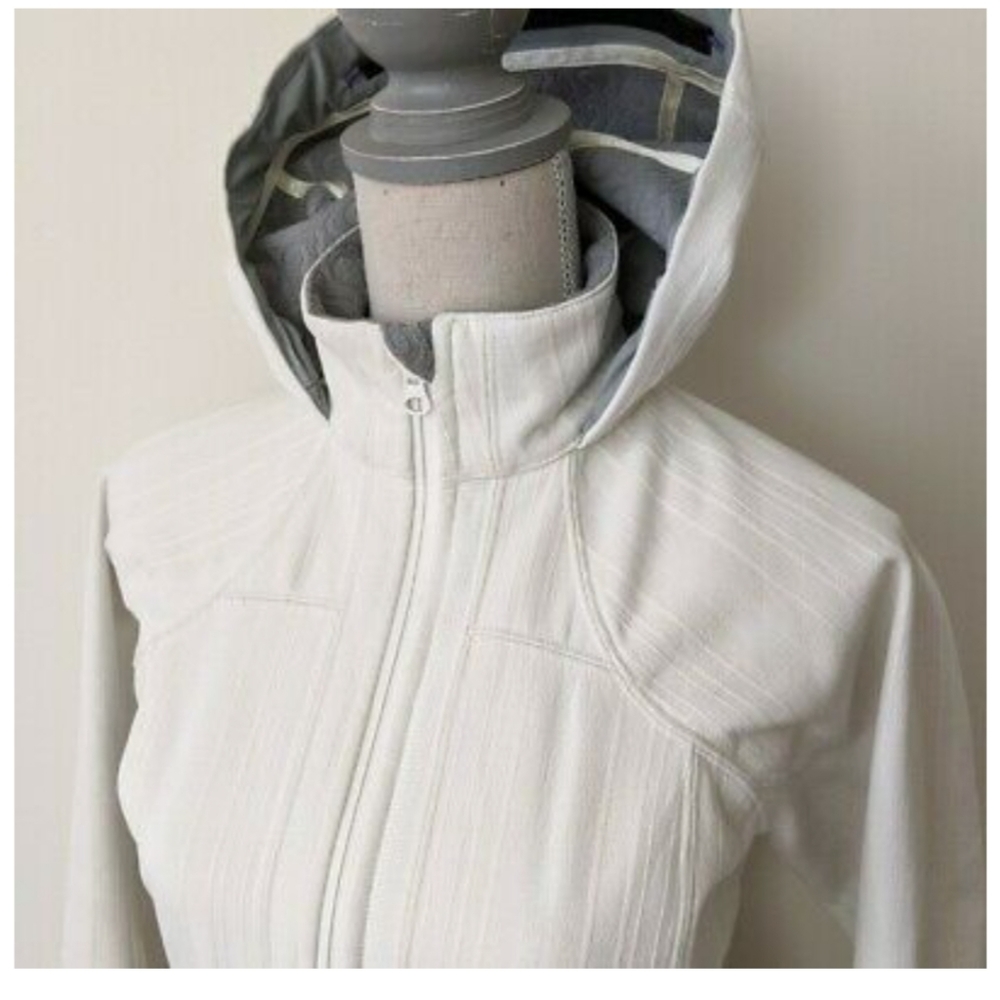 Size 6 RARE Lululemon Embark Softshell Jacket - Picture 3 of 5